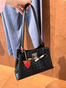 Borsa a tracolla in PU intrecciata artigianale <span class=keywords><strong>Laura</strong></span> Bohemian 2026 di alta richiesta dalla Cina, con ciondolo a fragola e tracolla lunga per donne e ragazze - Product Image 2