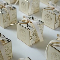 Emballage Cadeau Personnalisé de Luxe pour Mariage: Boîte Pliante en Papier avec Finition Mat et Gaufrage pour Dragées Chocolatées pour Invités