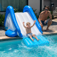 Grand jouet gonflable flamant rose pour piscine avec poignées de sécurité, pulvérisation d'eau, matière PVC, capacité 400 lbs. Capacité 12 ans