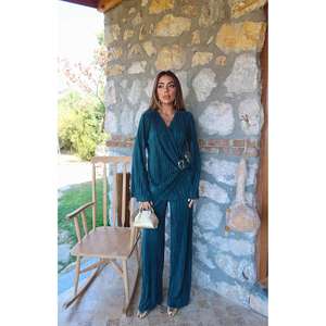 ชุดสูทพลีทสีเขียวมรกตสำหรับผู้หญิง ผ้าโพลีเอสเตอร์ 100% กันยับ กางเกงขายาวทรงกว้าง เสื้อแจ็คเก็ตเข้าชุด ชุดทำงานสุภาพ - Product Image 4