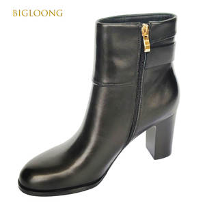 Bottes <span class=keywords><strong>Chelsea</strong></span> élégantes en cuir de vachette noir pour femmes avec lanière en cuir clouté en or fermeture à glissière à talons hauts pour la saison automne/hiver - Product Image 3