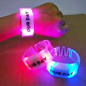 Işıklar Light Up bilezikler özel Logo kablosuz uzaktan kumandalı LED bilezik DMX kontrol Pulsera LED bileklik