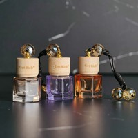 Pendentif de parfum avec logo de voiture design personnalisé bouteille de désodorisant en verre liquide de luxe parfum de freesia désodorisant naturel portable
