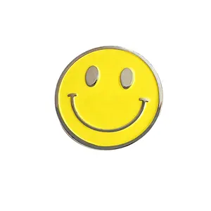Geen Minimum Op Maat Gemaakte Happy Lucky Pin Hoed Kraag Kleding Geel Smile Face Logo Goud Metaal Zacht Hard Emaille Reversspeld Op Maat