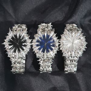 Reloj de Cuarzo Alabastro de Diseño Personalizado para Hombre, Único con Movimiento Japonés MIYOTA, Esfera de Acero Inoxidable con Púas, Estilo Gótico - Product Image 1