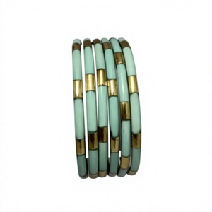 Brazaletes de Resina y Latón Chapado en Oro para Mujer, Diseño Sólido Moderno con Microincrustaciones de Perlas de Imitación, Hechos a Mano, para Bodas y Eventos - Product Image 4