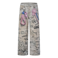 Jean baggy unisexe beige gris délavé avec imprimé graffiti intégral, coupe large, avec breloques en peluche et détails de chaînes colorées