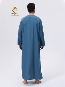 Tenue de prière pour hommes musulmans au style ethnique minimaliste et tendance, avec un nouveau design pour 2025. Ceci est un arabe élégant - Product Image 3