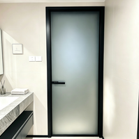 Porte battante moderne minimaliste en verre dépoli avec cadre en alliage d'aluminium noir mat et poignée à levier horizontal