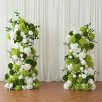 Witte en groene kunstmatige rozen en hortensia bloemstukken, perfect voor luxueuze bruiloftachtergronden en tafeldecoraties