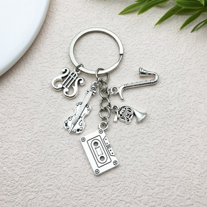 Llavero de Metal Creativo con Diseño de Instrumentos Musicales: Mini Saxofón, Casete, Violín. Colgante para Bolso, Joyería DIY, Regalos para Hombre, Llavero para Coche. - Product Image 4
