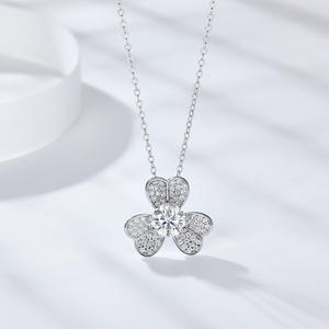 Collar con Colgante Unisex de Flor de Trébol de Moda, con Silicio, Plata, Moissanita, Rodio y Chapado en Oro - Product Image 2