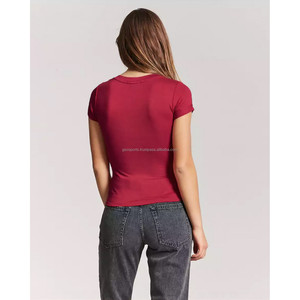Camiseta roja con cuello en V profundo para mujer, ropa con colores atractivos y logotipo personalizado y servicio de impresión de diseño a precio barato - Product Image 2