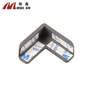 Protecteur d'angle en nylon anti-collision en forme de L Ming Xin pour table et armoire - Product Image 1