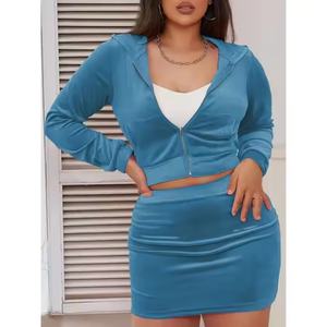 ชุดสูทผู้หญิงแบบใหม่ OEM รับทำโลโก้ ชุดลำลองสไตล์สปอร์ต ผ้ากำมะหยี่ เซ็กซี่ กระชับรูปร่าง เสื้อฮู้ด กระโปรงทรงเข้ารูป ชุด OOTD สำหรับผู้หญิง - Product Image 1