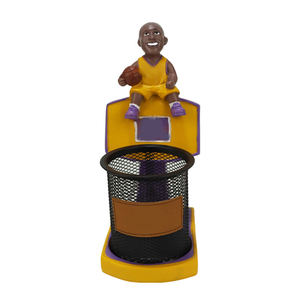 Portapenne Artistici Personalizzati in Resina con Teste Oscillanti, Tema Sportivo di Stelle del Basket e del Calcio, Dipinti a Mano - Product Image 1