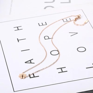 Collar de Acero Inoxidable con Diseño <span class=keywords><strong>Floral</strong></span> Minimalista y Elegante, Chapado en Oro Rosa, con Colgante de Margarita para Mujer, Venta al Por Mayor - Product Image 3