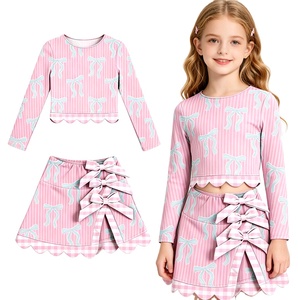 Tenues de sport personnalisées pour bébés filles, avec grands nœuds mignons, pour le tennis, le cheerleading et les jours de match, comprenant une chemise, une jupe à bord festonné, un short et un shorty intégré - Product Image 1
