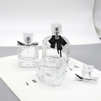 Botol Parfum Kaca 100ml Berkualitas Tinggi Desain Mewah Persegi Logo Timbul Label Kustom Warna Kustom Tutup Semprot Kosong