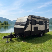 Caravane de voyage tout-terrain moderne de luxe, énergie solaire, suspension indépendante, construction en aluminium, capacité de couchage pour 3 personnes