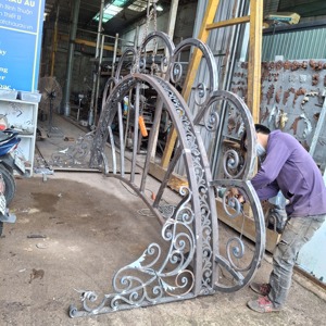 Toldo de hierro forjado estilo europeo con estructura de acero sólido y techo de policarbonato en negro, cobre, bronce y estaño, procedente de Vietnam. - Product Image 4