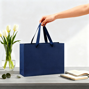 Sacs en papier de luxe en gros directement de l'usine, sacs cadeaux cosmétiques de couleur unie, avec logo personnalisé imprimé et poignées en ruban de soie - Product Image 4