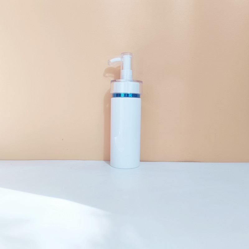 Botella blanca con bomba de borde azul.