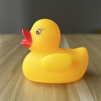 Jouet de bain flottant pour bébé amusant et écologique avec logo personnalisé, en vrac, mini canard en caoutchouc souple jaune
