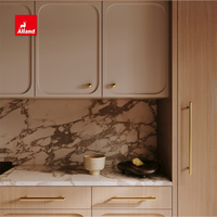 Armoire Alland, style moderne minimaliste, placage de bois naturel, porte à panneau encastré arrondi, chêne blanc, armoire de cuisine pour zone résidentielle
