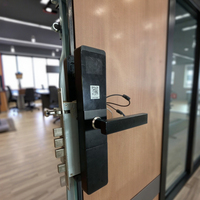 Sistema Innovador de Acceso a Habitaciones de Hotel, Cerradura Inteligente con Código QR y Tarjeta RFID para Puertas de Madera, Compatible con la Aplicación QRMaster, Datos en la Nube