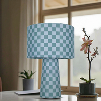 Lampe de table moderne en tissu à carreaux bleus avec base d'ampoule E14 et alimentation électrique Outil d'étude de lecture simple à domicile