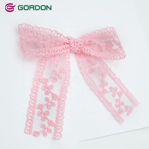 Lazo Pre-Atado Bordado con Encaje Rosa Gordon - Poliéster Ecológico y Duradero para Botellas de Perfume, Cajas de Regalo y Prendas - Product Image 3