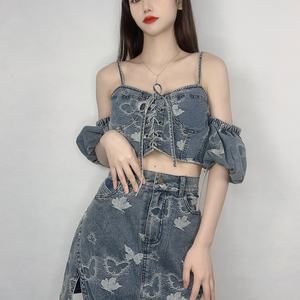 ชุดเดรสยีนส์เซ็กซี่แบบสั่งทำสำหรับผู้หญิง OEM เสื้อและกระโปรงแฟชั่นใหม่ แขนกุด ปักลายดอกไม้ สไตล์ลำลองสำหรับฤดูร้อน - Product Image 4