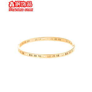 Le bracelet à quatre feuilles de trèfle romain est un best-seller transfrontalier. C'est un pliant populaire en acier inoxydable pour femmes. - Product Image 4