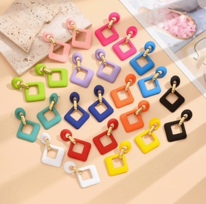 Boucles d'oreilles pendantes carrées géométriques ajourées en acrylique coloré de luxe vintage, vente en gros 2026, magnifiques boucles d'oreilles pour femmes - Product Image 6