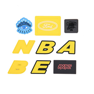 ป้ายพีวีซีใสแบบนิ่มสำหรับเสื้อผ้า พร้อมโลโก้แบบนูนตามสั่ง - Product Image 2