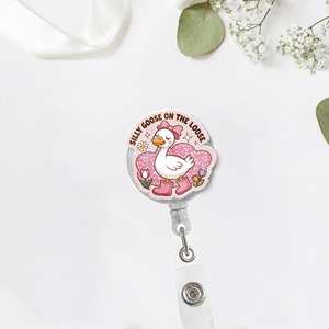 Porte-badge rétractable en acrylique personnalisé OEM/ODM avec perles en silicone, motif Silly Goose, pour infirmière, porte-badge <span class=keywords><strong>de</strong></span> travail amusant - Product Image 3