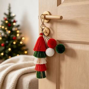 Gantungan Kunci Rumbai Bertingkat Desain Bentuk Pohon Natal Merah Hijau Emas Berkilau Benang Metalik Tali Kepang Label Kayu Pom Pom Hadiah - Product Image 2