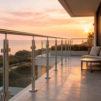 Colonne de balustrade minimaliste en acier inoxydable avec connecteurs en verre double pour systèmes de balustrades de balcon, d'escalier et de terrasse