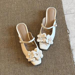 Nouvelles sandales plates à fleurs pour femmes, style coréen, version en peau de mouton, rétro, à bride cheville et boucle - Product Image 5