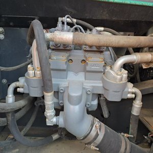 Macchinario Professionale per Scavi ad Alta Efficienza, Modello Hitachi 240 Usato con Sistema Idraulico Avanzato - Product Image 4