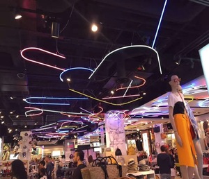 Le salon est équipé de bandes lumineuses LED étanches pour fond de télévision et de bandes lumineuses au néon basse tension 12V - Product Image 6