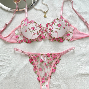 Ensemble de lingerie féminine romantique rose en dentelle, soutien-gorge et string, mettant en valeur des détails floraux vibrants, dentelle florale, lingerie érotique sexy femme - Product Image 1
