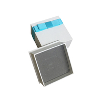 Boîte cadeau rigide blanche pour bijoux avec ruban bleu et insert en velours gris personnalisé pour bague et collier
