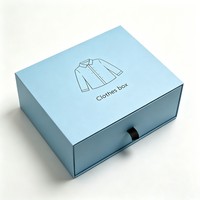 Boîte à tiroir coulissant en carton rigide pour emballage de t-shirts, avec gaufrage, pelliculage mat et doublure en éponge pour vêtements