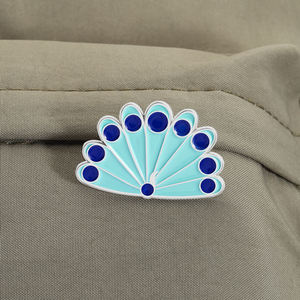 Broches de Esmalte con Diseño de Cola de Pavo Real de Anime, Broche de Película Animada de Fantasía, Insignia para Bolsos y Solapas, Joyería, Regalo al por Mayor - Product Image 3