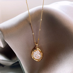 Collier de perles baroques de conception avancée de luxe pour femmes jeunes filles chaîne de couleur or élégante forme de clé pour les cadeaux de bijoux de fête - Product Image 1