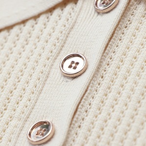 เสื้อโปโลถักไหมพรมผู้หญิงแบบสั่งทำพิเศษ สีแอพริคอต คอปกโปโล แขนสั้น เสื้อสเวตเตอร์ถักไหมพรม ขายส่ง เสื้อลำลองฤดูร้อนสำหรับผู้หญิง - Product Image 4