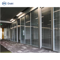 Système de cloisons de bureau modernes en aluminium à double vitrage Graki, insonorisation 45 dB, durable, écologique, 83 mm, école, supermarché