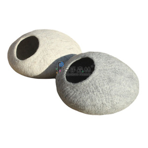 Letti per gatti di forma rotonda fatti a mano-letto e rifugio per gatti ecologici multicolori dalla lana della nuova zelanda - Product Image 1